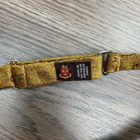 Robert Talbott NWT Gold Paisley Bowtie Bow Tie - Picture 2 of 3